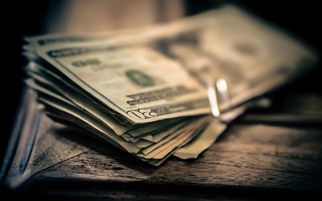 Goldman Sachs warns of U.S. economic uncertainty, fueling the weakening dollar trend.