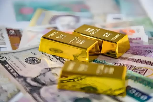 Gold prices remain stable as a weaker dollar supports the market.