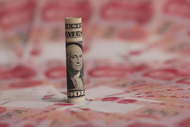 米ドルの強含みが人民元に圧力をかけ、オフショアレートは7.25のラインに近づいています。米中経済データに注目が集まっています。