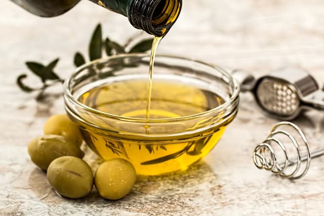 Malaysian palm oil futures rise draws attention, with market risks and future outlook analyzed.