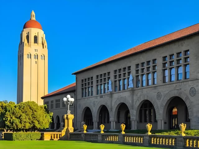 斯坦福大学大规模裁员引发关注，特朗普政策调整引发高校财政震荡