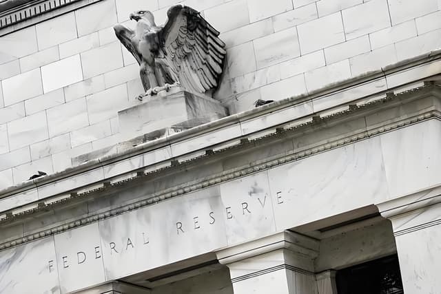 Williams says no rate change needed; tariffs spur policy rift.