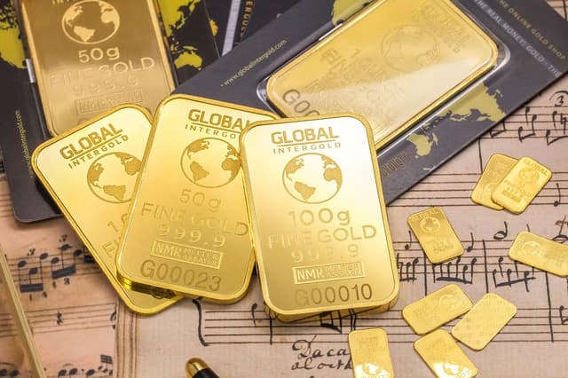 Central bank gold purchases and geopolitical risks may push gold prices to $3,000 next year.
