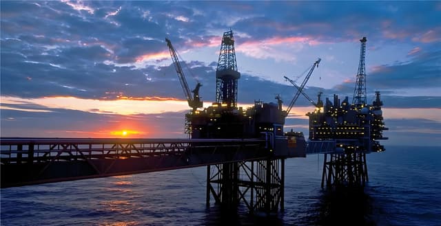 U.S. crude falls under strong dollar and high EIA inventories, testing 67-dollar support.
