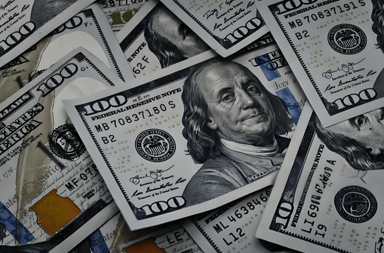 The dollar retracts as the market shifts towards safe-haven currencies.