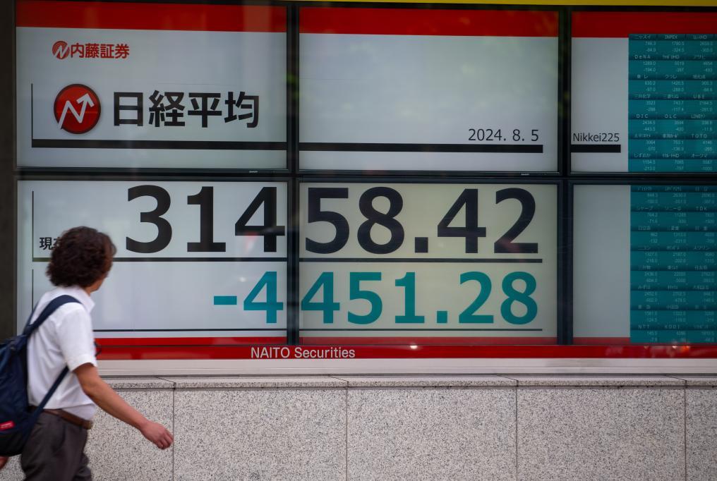 日经225指数突破43600点创历史新高 迅销领涨 科技股承压中外市场分化
