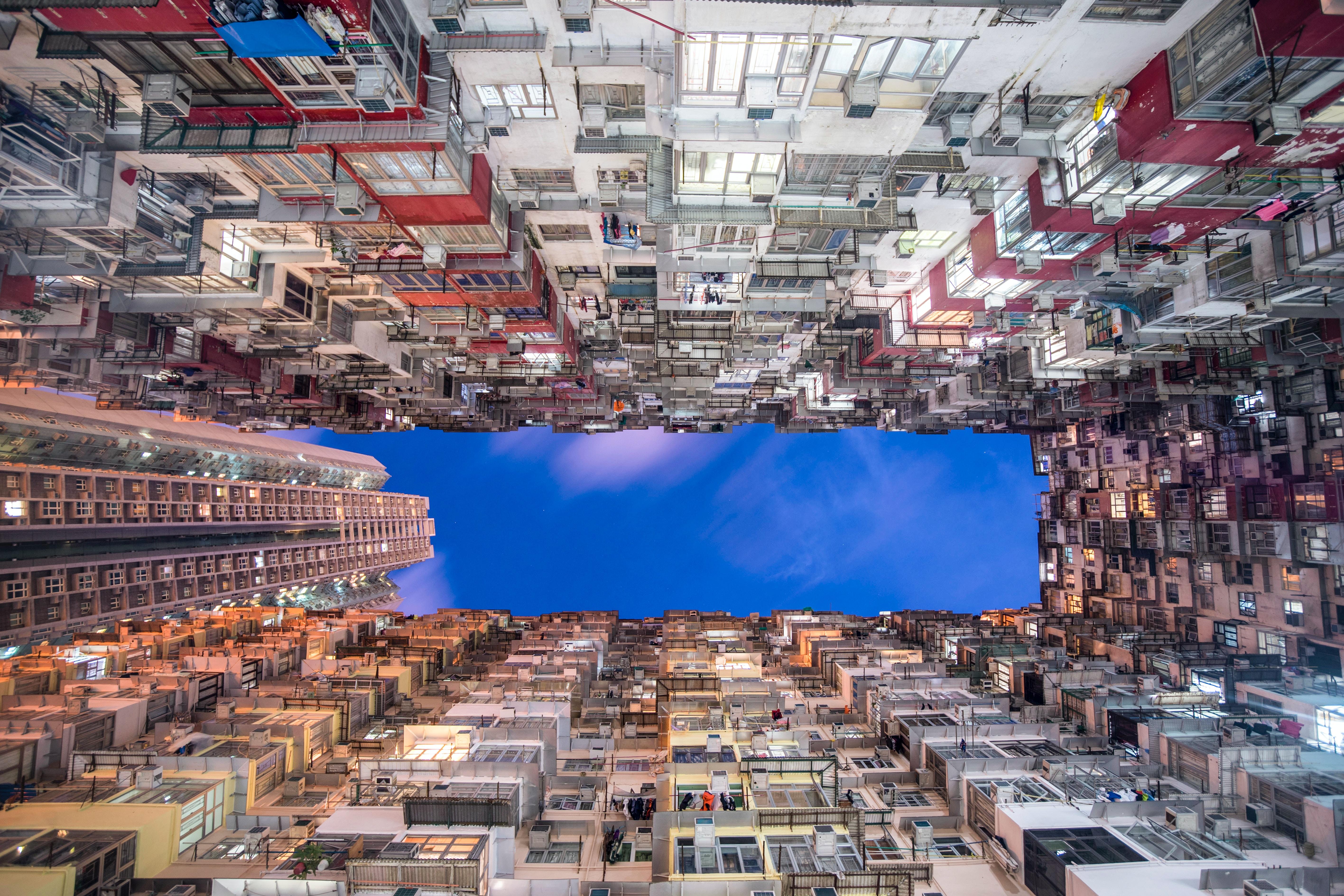 中国香港楼市惊现连续三月暴跌,投资者警惕市场动荡